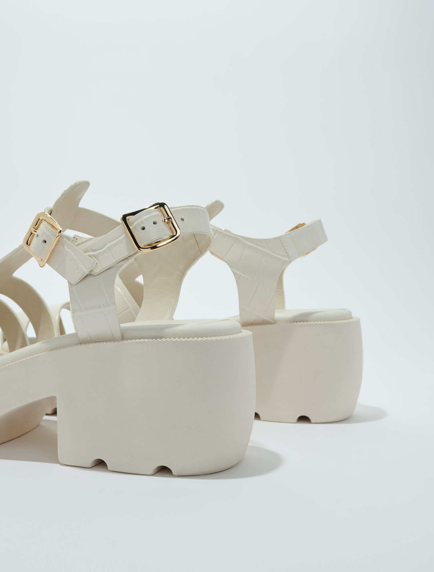 Leather sandals with tread