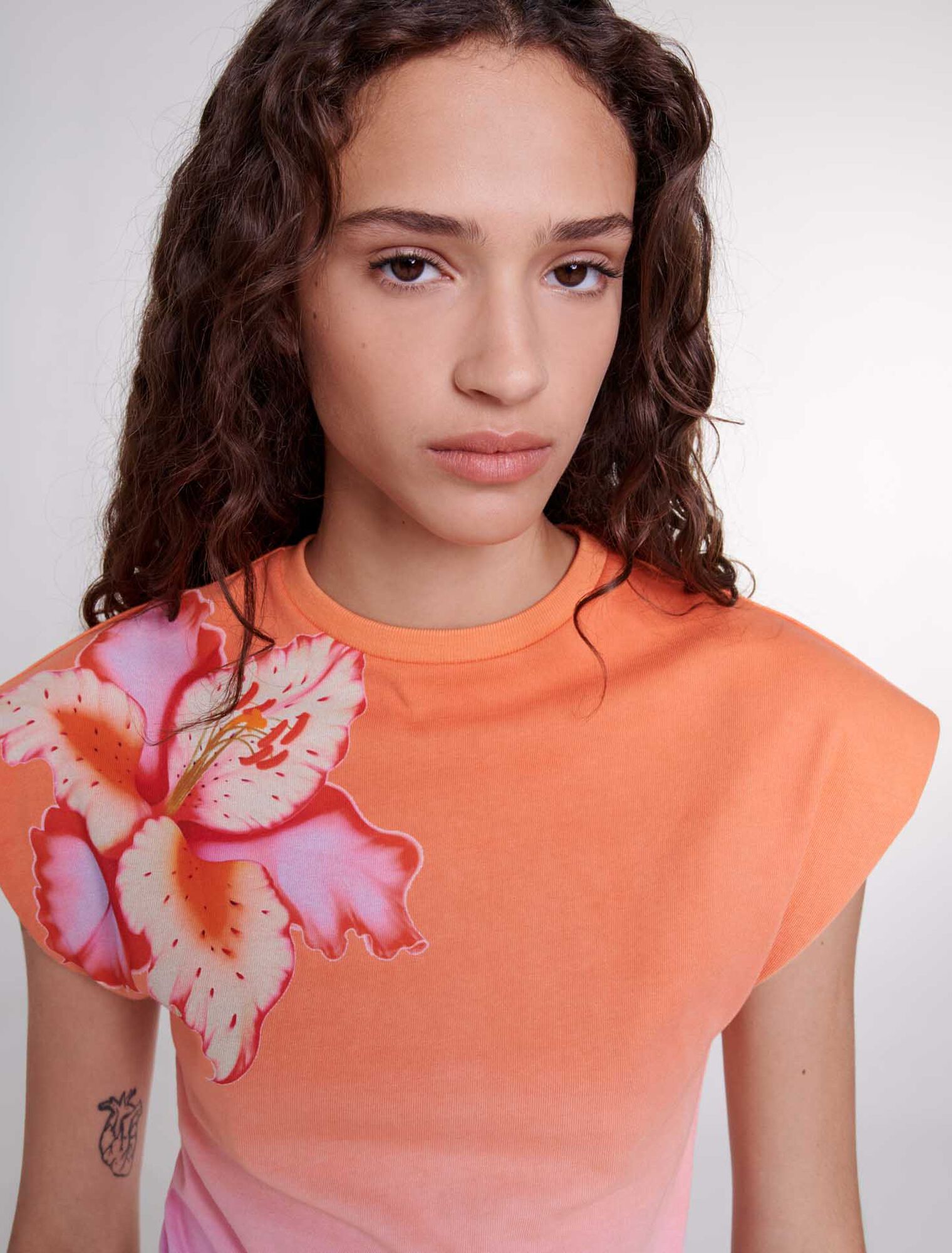T-shirt with structured shoulders