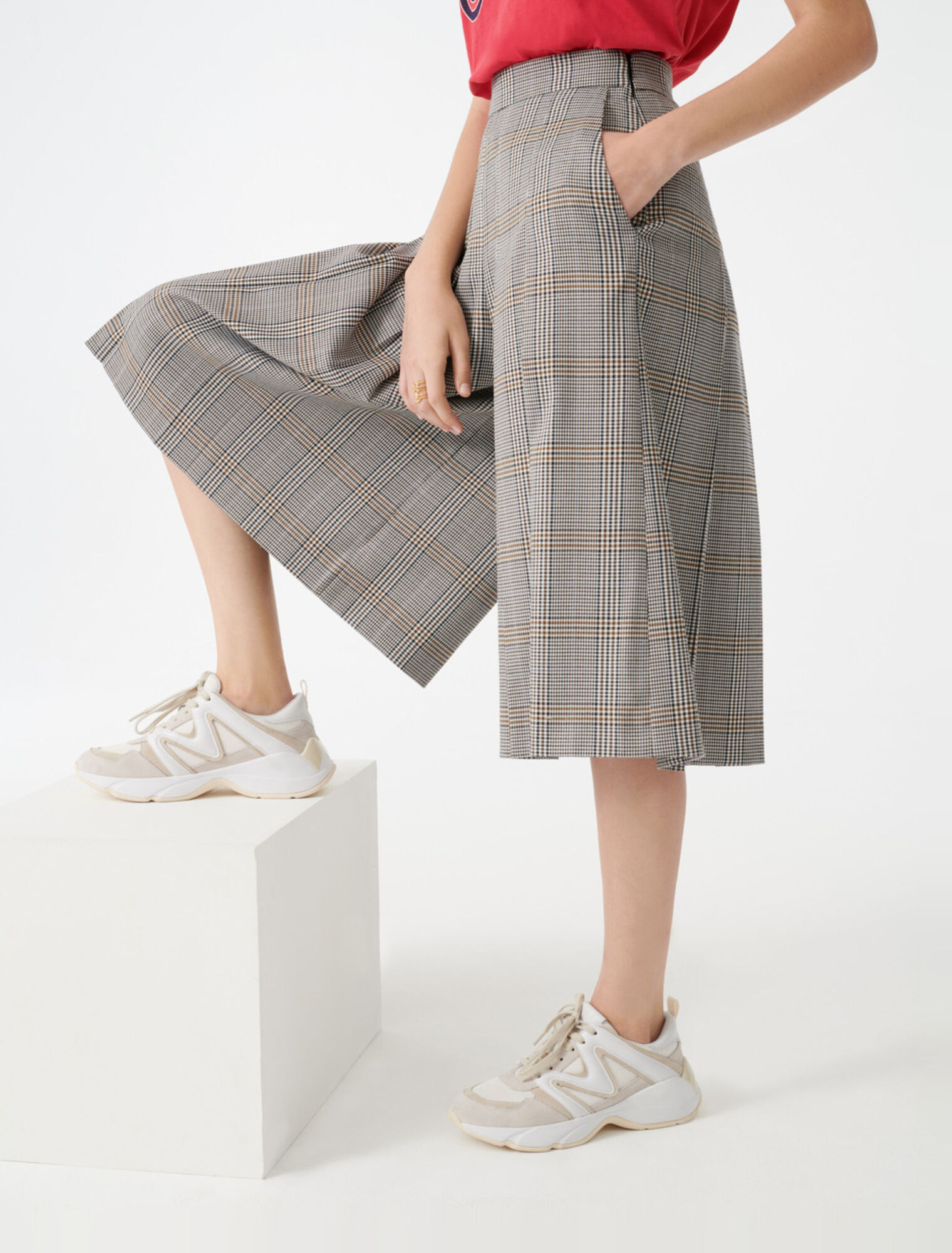 Bermuda-style checked pants