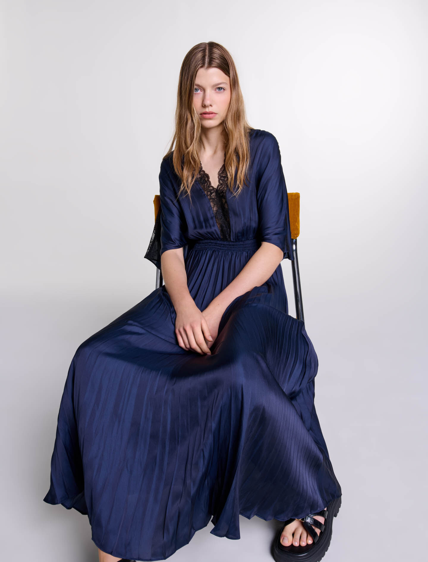 【冬バーゲン★特別送料無料！】 Pleated maxi dress with lace Bicolor For Women | Maje ワンピース