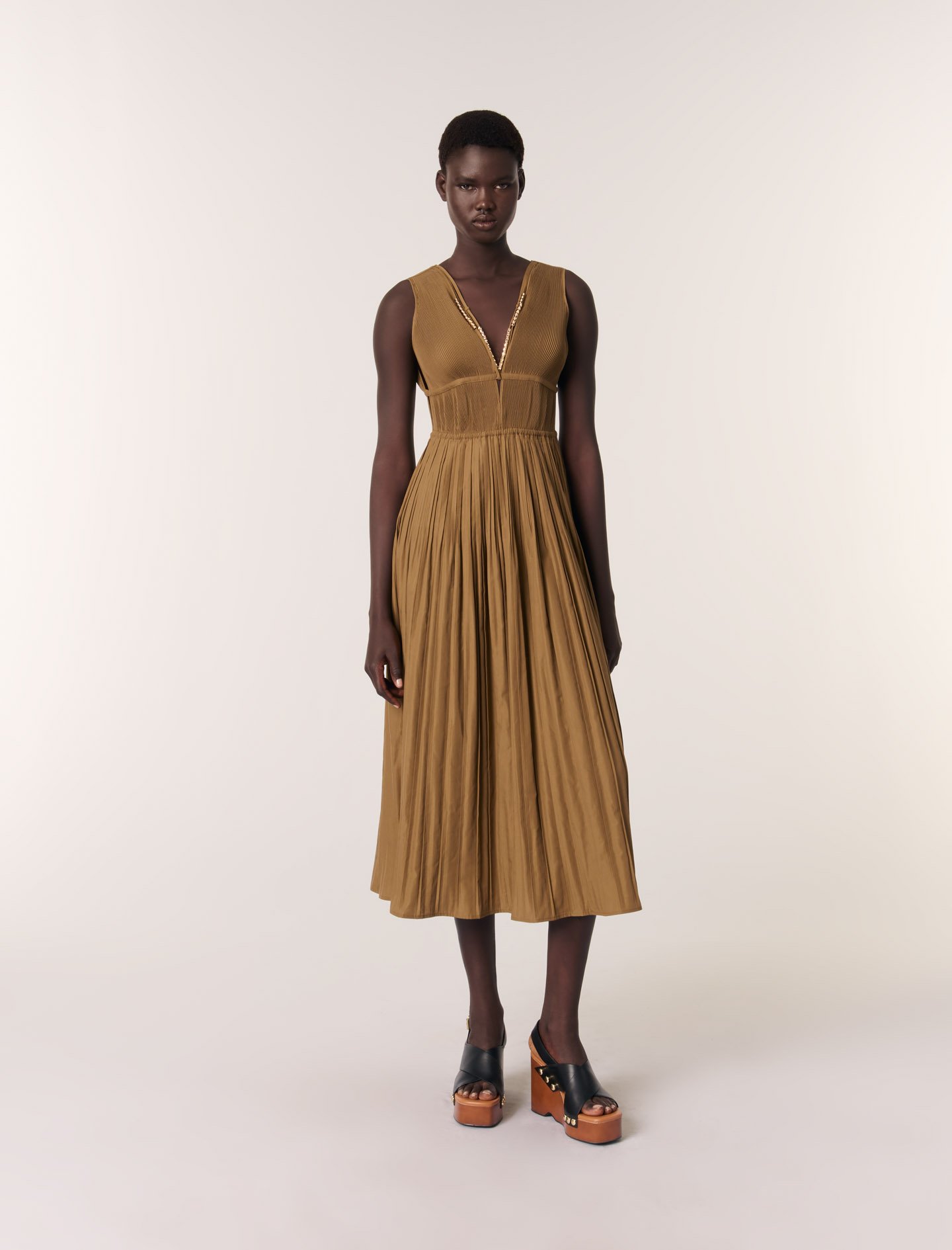 Woman's polyester Jewellery neckline pleated dress for Spring/Summer, size Extra Extra Large, in color Khaki / Beige