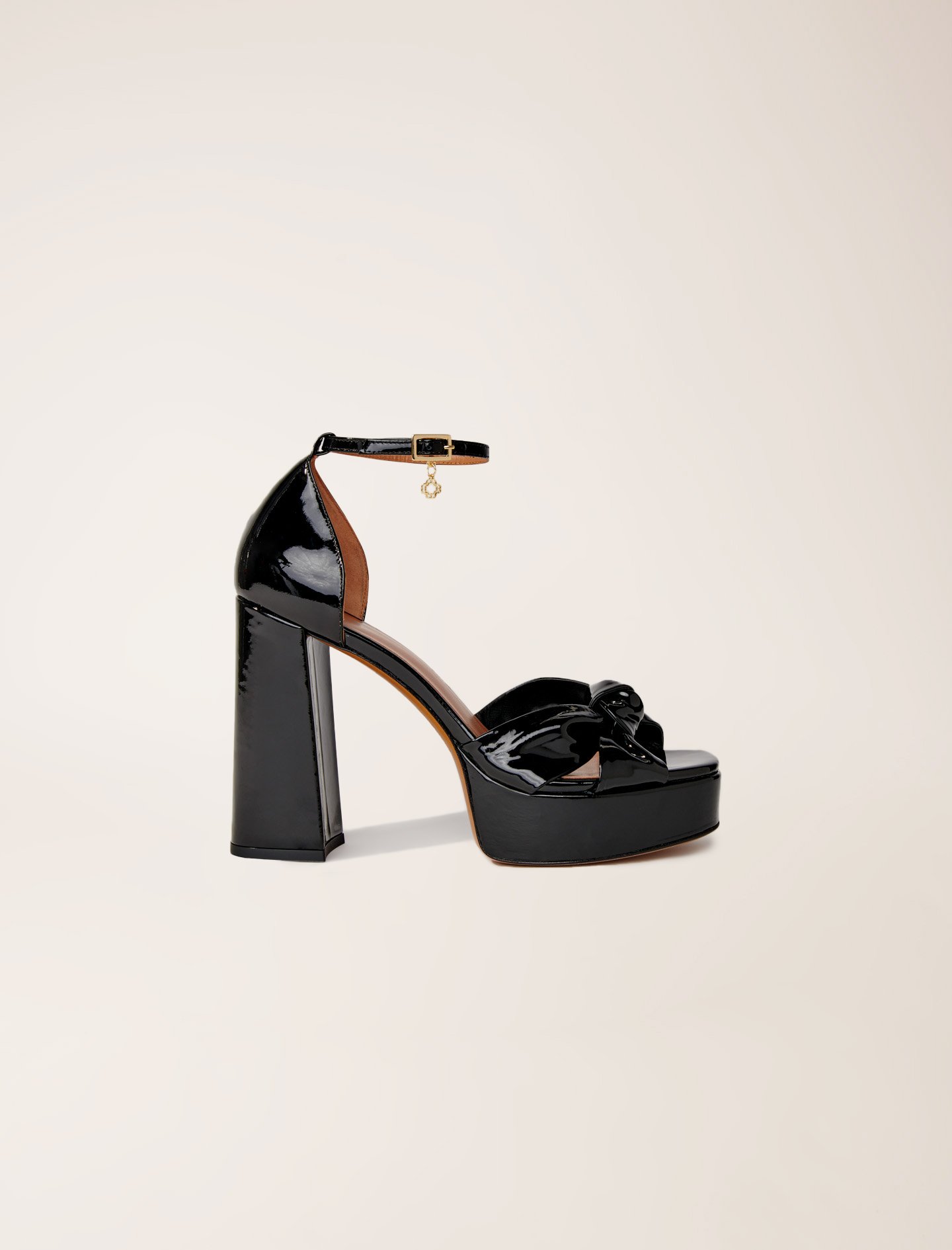 Woman
s leather Leather platform sandals for Spring/Summer, size 10.5, in color Black / Black