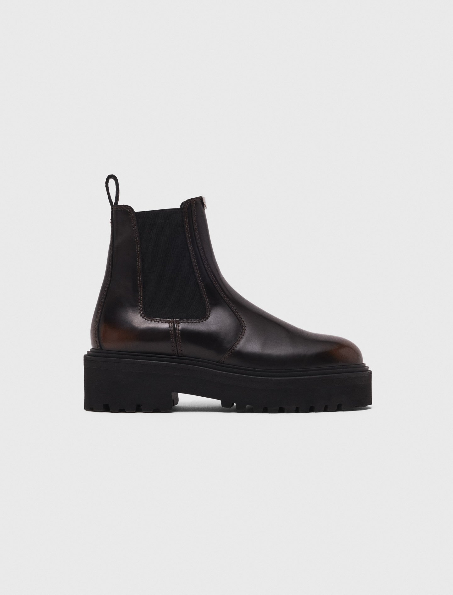Maje Woman's leather Chelsea boots for Fall/Winter, in color Dark brown /