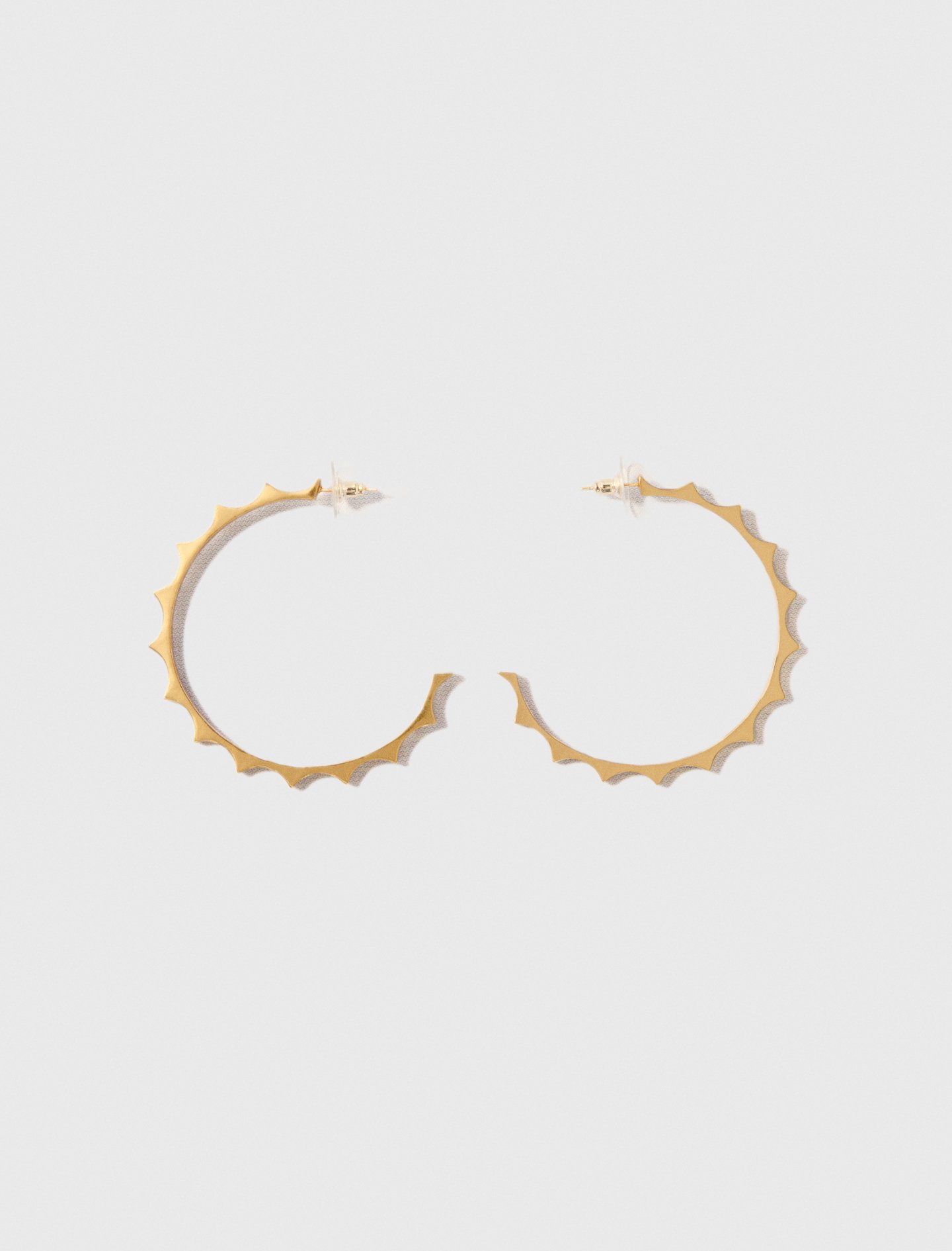 Woman's brass Gold tapered metal hoop earrings for Spring/Summer, size One Size, in color Gold / Yellow